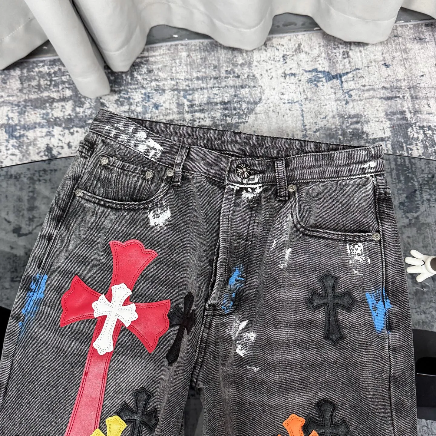 P280 GALLERY DEPT & Chrome Hearts Co-branded colorful leather cross loose washed flared jeans that truly restore the ultimate vintage texture. The original hardware and accessories are washed and other elevators. The QR code analysis is all purchased from the original factory. The degree of restoration is high. You are welcome to compare the products~ Three-dimensional version is loose and comfortable without being too picky about the figure. It looks taller and slimmer. Factory Seiko. Original factory quality control. Same style for men and women. Can be matched with couples. Versatile recommendation. Must-have jeans D332 for all seasons. Trendy people have been disappointed. From the quality selection of fabrics, the tailoring of details, and the matching of patterns, everything is impeccable! The upper body is so handsome when worn...it can be easily worn by men, women and children! The craftsmanship is made of heavy-duty washed pure cotton denim fabric. After washing, it is soft and thick and looks very stylish when worn. Size: 28/30/32/34/36 Waist: 70/75/80/85/90 Knee: 44.5/46/47.5/49/50.5 Pants length: 102/104/106/108/110